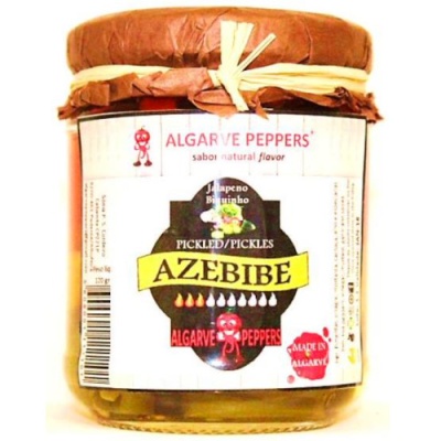 Frasco de pickles de pimentos com rótulo Algarve Peppers em vidro e tampa com papel castanho amarrado