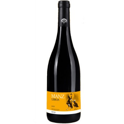 Garrafa de vinho tinto com rótulo amarelo e texto MANZ LISBOA 2015.