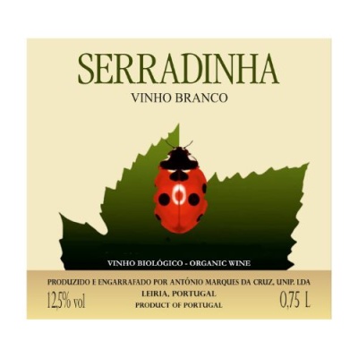 Etiqueta de vinho branco SERRADINHA com joaninha sobre folha verde