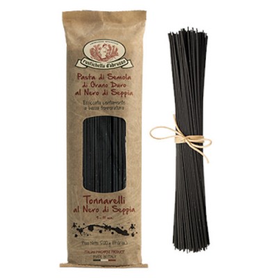 Massa Tonnarelli al Nero di Seppia em embalagem de papel castanho e feixe de massa preta amarrado.