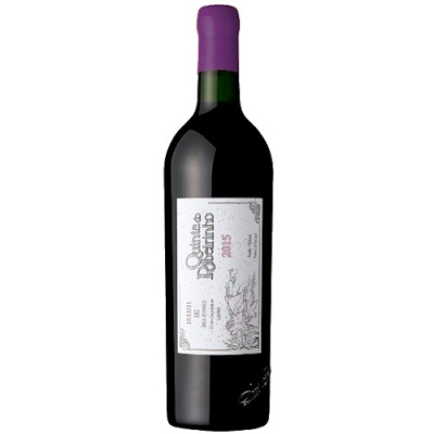 Garrafa de vinho tinto com rótulo branco e tampa roxa