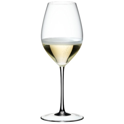 Copo de vinho branco transparente com pé preto e vinho branco dentro