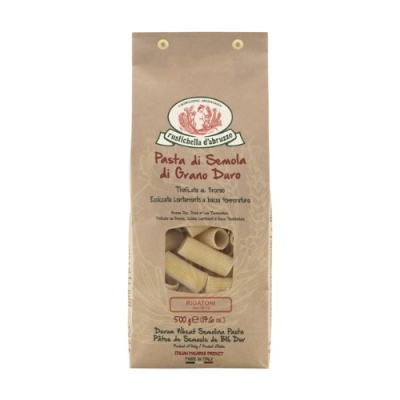 Pacote de massa rigatoni Rustichella d'Abruzzo com embalagem de papel castanho e janela transparente.