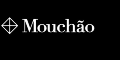Logótipo branco Mouchão com ícone em fundo preto