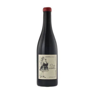 Garrafa de vinho com rótulo branco com desenho de mulher e texto