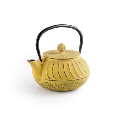 Chaleira amarela em ferro fundido com alça preta sobre fundo branco