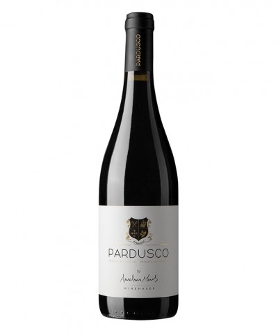 Garrafa de vinho tinto Pardusco com rótulo branco e cápsula preta