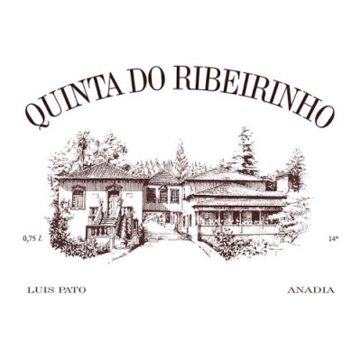 Rótulo de vinho com desenho a preto e branco de uma casa e texto QUINTA DO RIBEIRINHO