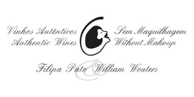 Logótipo com texto em português e inglês sobre vinhos autênticos e sem maquilhagem, com imagem de perfil feminino estilizada.
