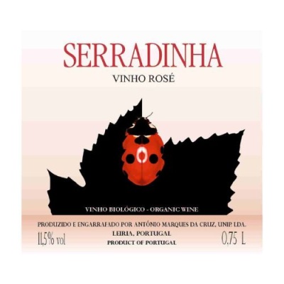 Rótulo de vinho rosé SERRADINHA com joaninha sobre folha preta