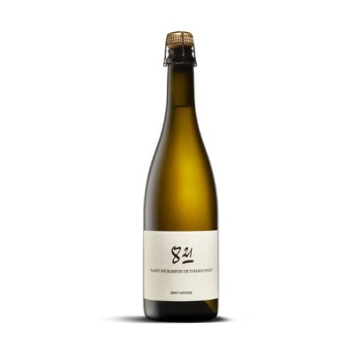 Garrafa de vinho branco Chardonnay 821 com rótulo branco