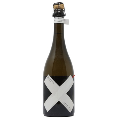 Garrafa de vidro verde escuro com rótulo branco e rolha preta