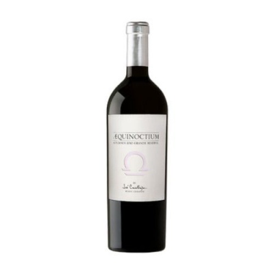 Garrafa de vinho tinto Equinoctium Reserva 2016 com rótulo branco e símbolo ômega