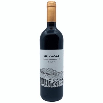 Garrafa de vinho tinto com rótulo branco e texto MUXAGAT VALE CESTEIROS '18 DOURO