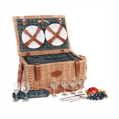 cesto de piquenique em vime aberto com pratos, copos, talheres e frutas