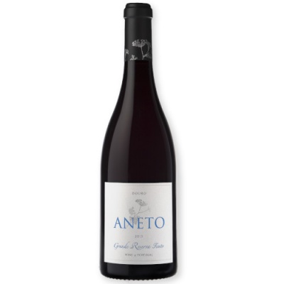 Garrafa de vinho tinto Aneto 2013 com rótulo branco e texto azul e cinza