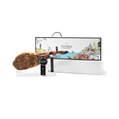 Fiambre de presunto curado com suporte branco e caixa decorativa com texto EXTREM