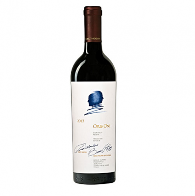 Garrafa de vinho tinto Opus One 2013 com rótulo branco e impressão digital azul.