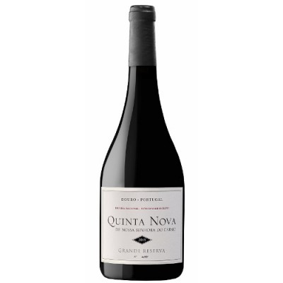 Garrafa de vinho tinto com rótulo branco e texto preto de vinho português Grande Reserva 2015
