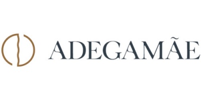 Logótipo ADEGAMÃE com elemento gráfico castanho e texto preto em fundo branco