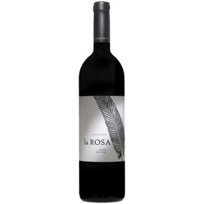 Garrafa de vinho tinto com rótulo branco e pena cinzenta desenhada