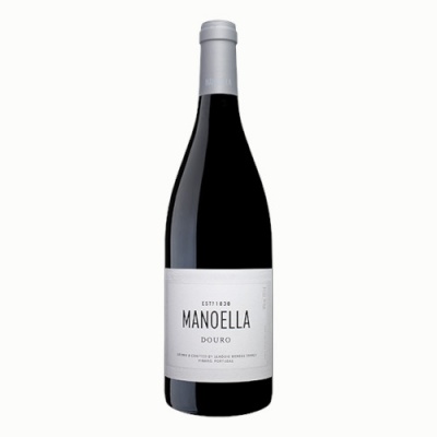 Garrafa de vinho tinto Manoella Douro com rótulo branco e cápsula cinza prateada