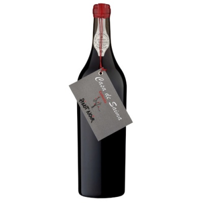 Garrafão de vinho tinto Casa de Saura com etiqueta pendurada cinzenta