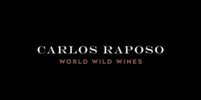 Texto 'CARLOS RAPOSO WORLD WILD WINES' em fundo preto
