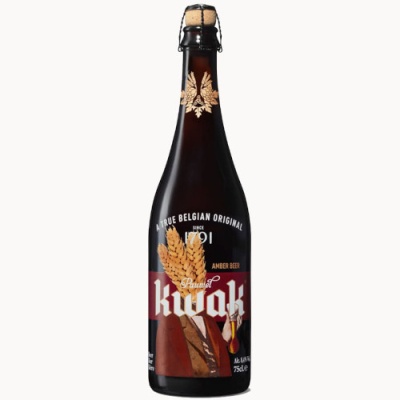 Garrafa de cerveja Kwak de vidro castanho com rótulo vermelho e branco