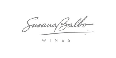 Logótipo Susana Balbo WINES em cinzento sobre fundo branco