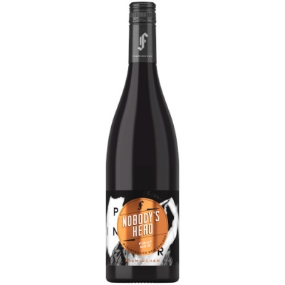 Garrafa de vinho tinto Nobody's Hero com etiqueta laranja e branca