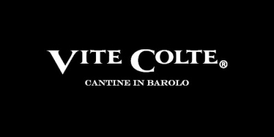 Texto VITE COLTE CANTINE IN BAROLO branco em fundo preto