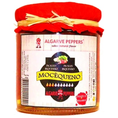 Frasco de conserva de pimentos Mocêqueno da Algarve Peppers com tampa vermelha e etiqueta branca