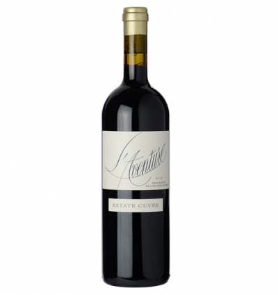 Garrafa de vinho tinto com rótulo branco e tampa dourada