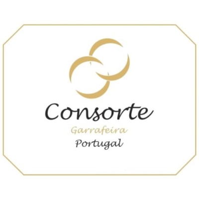 Etiqueta branca com texto e símbolos dourados