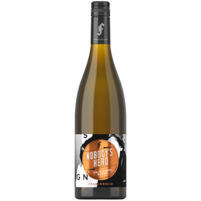 Garrafa de vinho branco Sauvignon Blanc Framingham com etiqueta Nobody's Hero