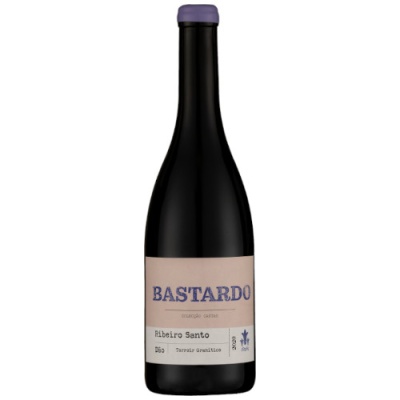 Garrafa de vinho tinto com rótulo bege e texto BASTARDO