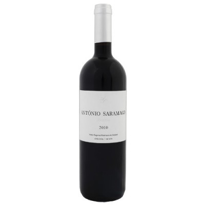 Garrafa de vinho tinto António Saramago 2010 com rótulo branco.