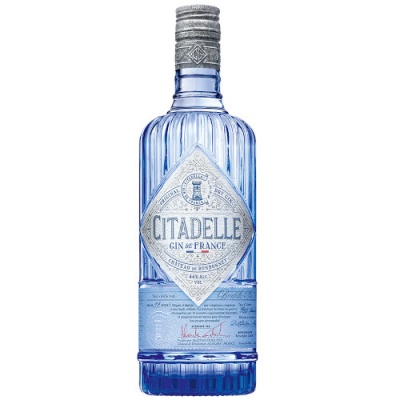 Garrafa azul de gin Citadelle com rótulo prateado