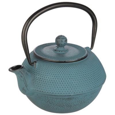 Chaleira de ferro fundido azul com padrão de pontos e alça preta