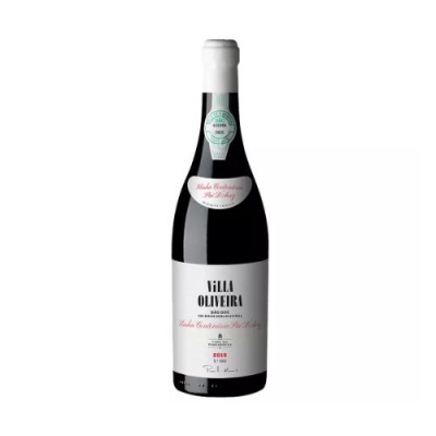Garrafa de vinho tinto Villa Oliveira com rótulo branco e selo verde