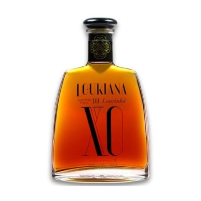 Garrafa de licor Lourinã XO com líquido âmbar e rótulo preto e dourado