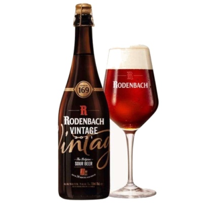 Garrafa de cerveja Rodenbach Vintage com copo de cerveja âmbar e espuma