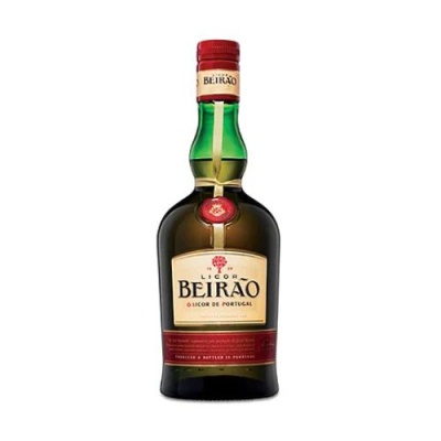 Garrafa de licor Beirão em vidro verde e castanho com rótulo branco e vermelho