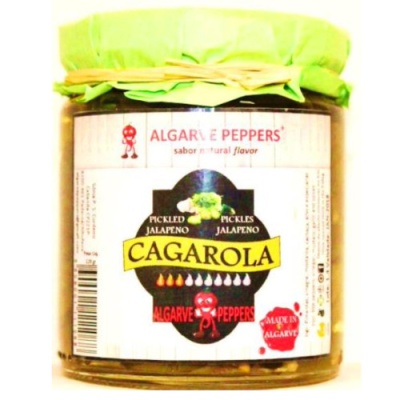 Frasco de pickles de jalapeno da marca Algarve Peppers com tampa verde e rótulo branco e preto