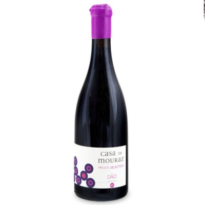 Garrafa de vinho Casa de Mouraz com rótulo branco e cápsula roxa