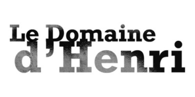 Texto Le Domaine dHenri em preto sobre fundo branco