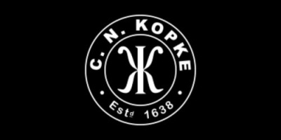 Logotipo branco da C. N. Kopke em fundo preto com texto e iniciais