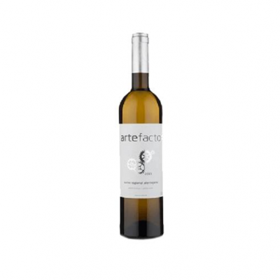 Garrafa de vinho branco com rótulo branco artefacto 2015 em fundo branco