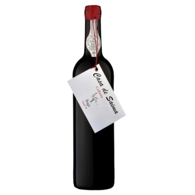 Garrafa de vinho tinto Casa de Saima com etiqueta pendurada